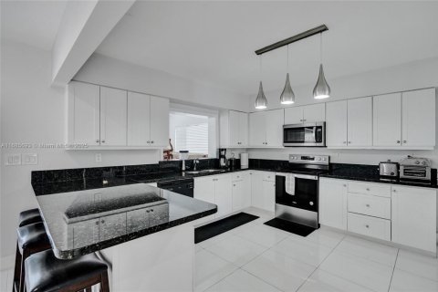 House in Miami, Florida 4 bedrooms, 241.27 sq.m. № 1445214 - photo 21