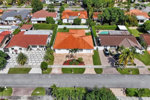 House in Miami, Florida 4 bedrooms, 241.27 sq.m. № 1445214 - photo 9
