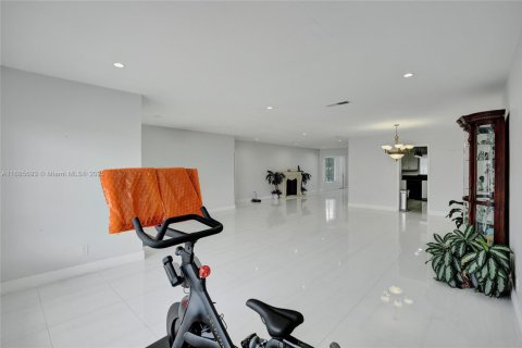 House in Miami, Florida 4 bedrooms, 241.27 sq.m. № 1445214 - photo 15