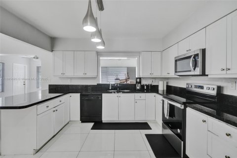 House in Miami, Florida 4 bedrooms, 241.27 sq.m. № 1445214 - photo 29