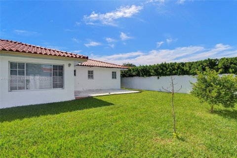 House in Miami, Florida 4 bedrooms, 241.27 sq.m. № 1445214 - photo 5