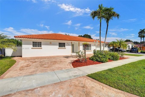 House in Miami, Florida 4 bedrooms, 241.27 sq.m. № 1445214 - photo 13
