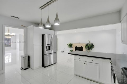 House in Miami, Florida 4 bedrooms, 241.27 sq.m. № 1445214 - photo 22