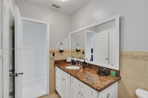 House in Miami, Florida 4 bedrooms, 241.27 sq.m. № 1445214 - photo 30