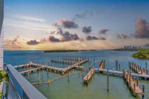 Condo in Miami, Florida, 1 bedroom  № 2186222 - photo 2