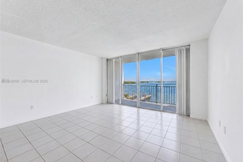 Condo in Miami, Florida, 1 bedroom  № 2186222 - photo 6