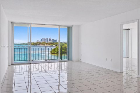 Condo in Miami, Florida, 1 bedroom  № 2186222 - photo 5