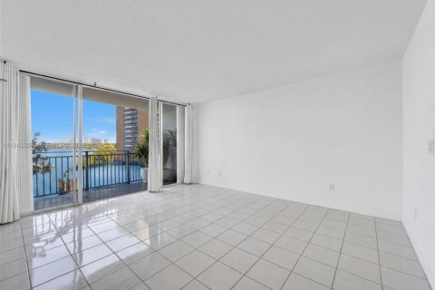 Condo in Miami, Florida, 1 bedroom  № 2186222 - photo 8