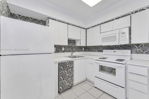 Condo in Miami, Florida, 1 bedroom  № 2186222 - photo 10