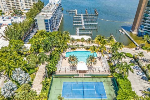 Condo in Miami, Florida, 1 bedroom  № 2186222 - photo 13
