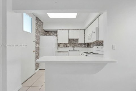 Condo in Miami, Florida, 1 bedroom  № 2186222 - photo 11