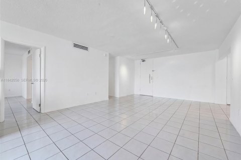 Condo in Miami, Florida, 1 bedroom  № 2186222 - photo 9