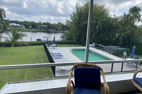 Condo in Stuart, Florida, 2 bedrooms  № 1187224 - photo 1