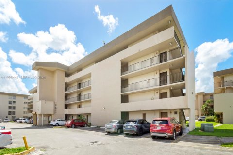 Condo in Miami, Florida, 2 bedrooms  № 2066115 - photo 26