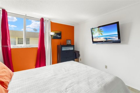 Condo in Miami, Florida, 2 bedrooms  № 2066115 - photo 16