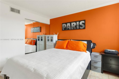 Condo in Miami, Florida, 2 bedrooms  № 2066115 - photo 14