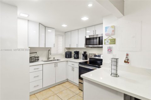 Condo in Miami, Florida, 2 bedrooms  № 2066115