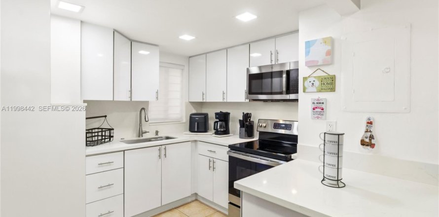 Condo in Miami, Florida, 2 bedrooms  № 2066115