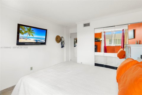 Condo in Miami, Florida, 2 bedrooms  № 2066115 - photo 15