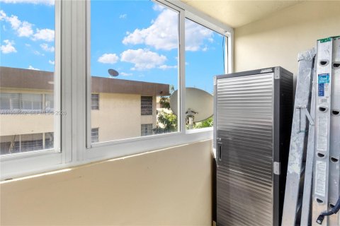 Condo in Miami, Florida, 2 bedrooms  № 2066115 - photo 11