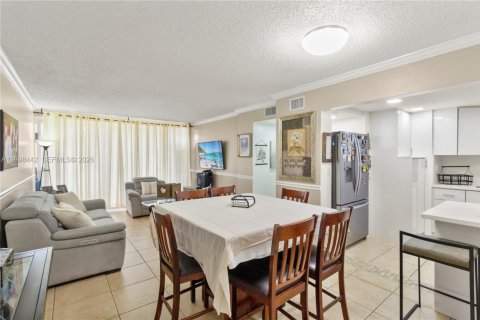 Condo in Miami, Florida, 2 bedrooms  № 2066115 - photo 5