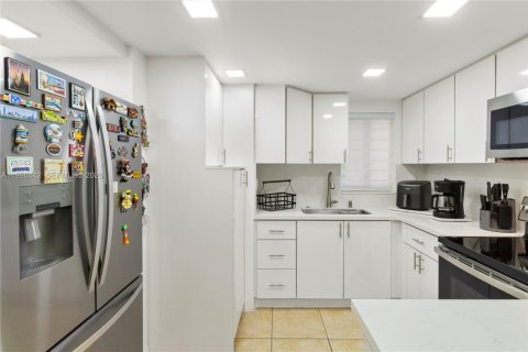 Condo in Miami, Florida, 2 bedrooms  № 2066115 - photo 2