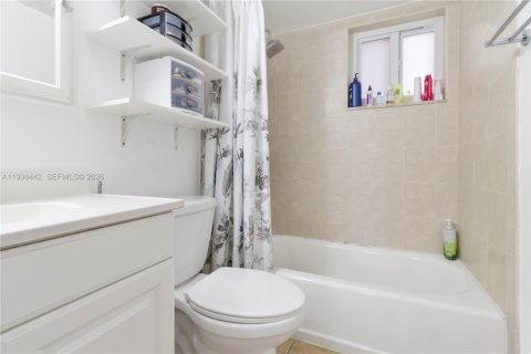 Condo in Miami, Florida, 2 bedrooms  № 2066115 - photo 25