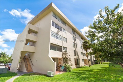 Condo in Miami, Florida, 2 bedrooms  № 2066115 - photo 27