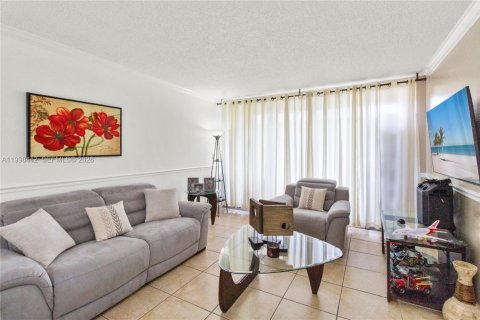 Condo in Miami, Florida, 2 bedrooms  № 2066115 - photo 10