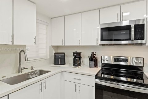 Condo in Miami, Florida, 2 bedrooms  № 2066115 - photo 6