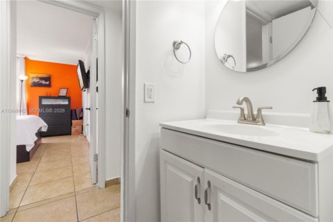 Condo in Miami, Florida, 2 bedrooms  № 2066115 - photo 17