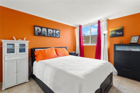 Condo in Miami, Florida, 2 bedrooms  № 2066115 - photo 13