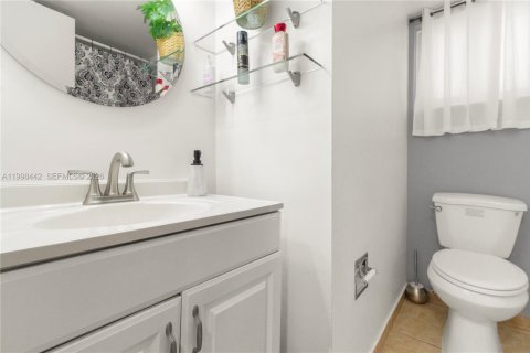 Condo in Miami, Florida, 2 bedrooms  № 2066115 - photo 18