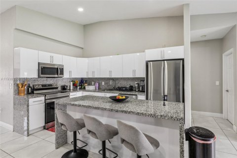 Casa en venta en Hialeah, Florida, 3 dormitorios, 147.9 m2 № 1995753 - foto 8