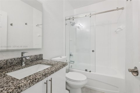 Casa en venta en Hialeah, Florida, 3 dormitorios, 147.9 m2 № 1995753 - foto 17