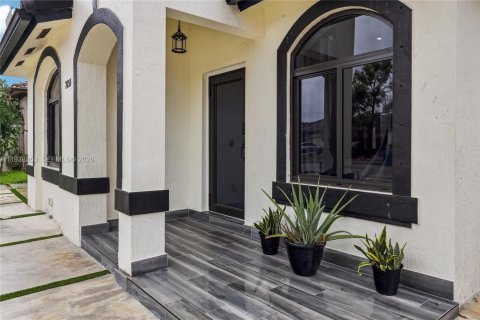 Casa en venta en Hialeah, Florida, 3 dormitorios, 147.9 m2 № 1995753 - foto 2