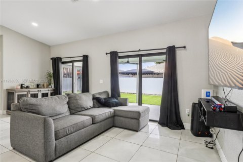 Casa en venta en Hialeah, Florida, 3 dormitorios, 147.9 m2 № 1995753 - foto 3