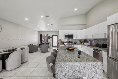 Casa en venta en Hialeah, Florida, 3 dormitorios, 147.9 m2 № 1995753 - foto 10