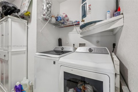 Casa en venta en Hialeah, Florida, 3 dormitorios, 147.9 m2 № 1995753 - foto 16