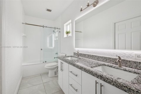 Casa en venta en Hialeah, Florida, 3 dormitorios, 147.9 m2 № 1995753 - foto 13