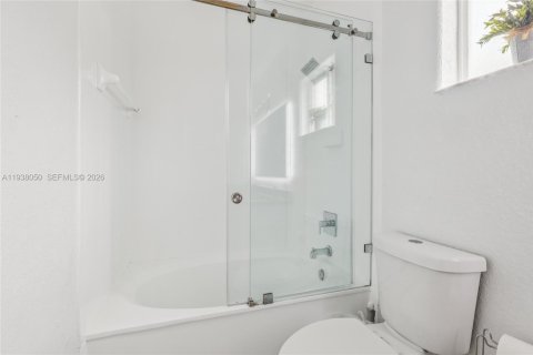 Casa en venta en Hialeah, Florida, 3 dormitorios, 147.9 m2 № 1995753 - foto 14