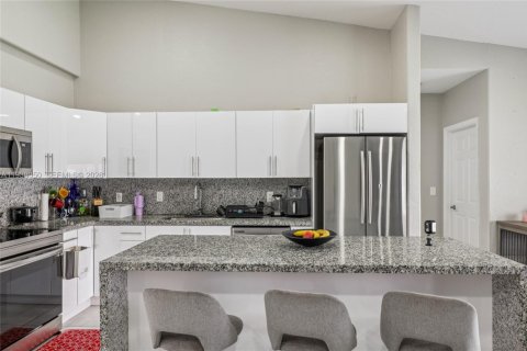 Casa en venta en Hialeah, Florida, 3 dormitorios, 147.9 m2 № 1995753 - foto 9