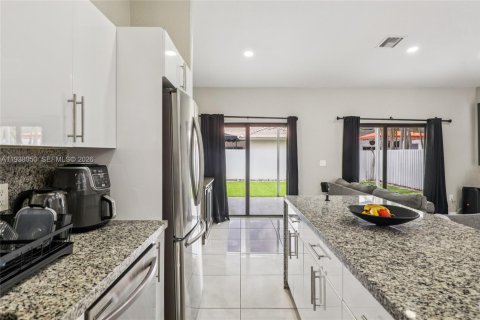 Casa en venta en Hialeah, Florida, 3 dormitorios, 147.9 m2 № 1995753 - foto 11