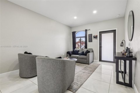 Casa en venta en Hialeah, Florida, 3 dormitorios, 147.9 m2 № 1995753 - foto 4