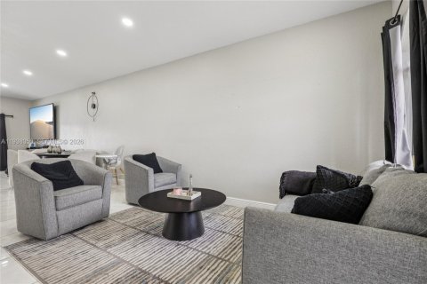 Casa en venta en Hialeah, Florida, 3 dormitorios, 147.9 m2 № 1995753 - foto 5