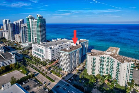 Condo in Hollywood, Florida, 2 bedrooms  № 1867945 - photo 25