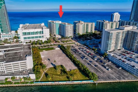 Condo in Hollywood, Florida, 2 bedrooms  № 1867945 - photo 28