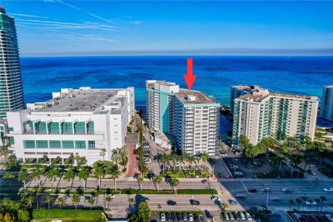 Condo in Hollywood, Florida, 2 bedrooms  № 1867945 - photo 24