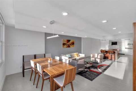 Condo in Hollywood, Florida, 2 bedrooms  № 1867945 - photo 11