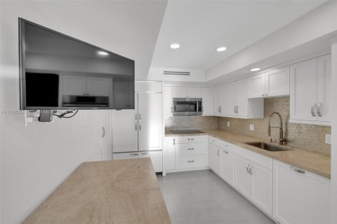 Condo in Hollywood, Florida, 2 bedrooms  № 1867945 - photo 7